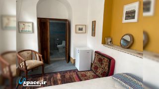 نمای داخلی اتاق گنجه اقامتگاه سنتی خانه ما - کرمان