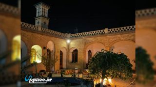 نمای شب اقامتگاه سنتی خانه ی ما - کرمان